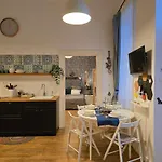 Quiet Apartment In Kazinczy Str Downtown
