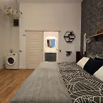 Quiet Apartment In Kazinczy Str Downtown
