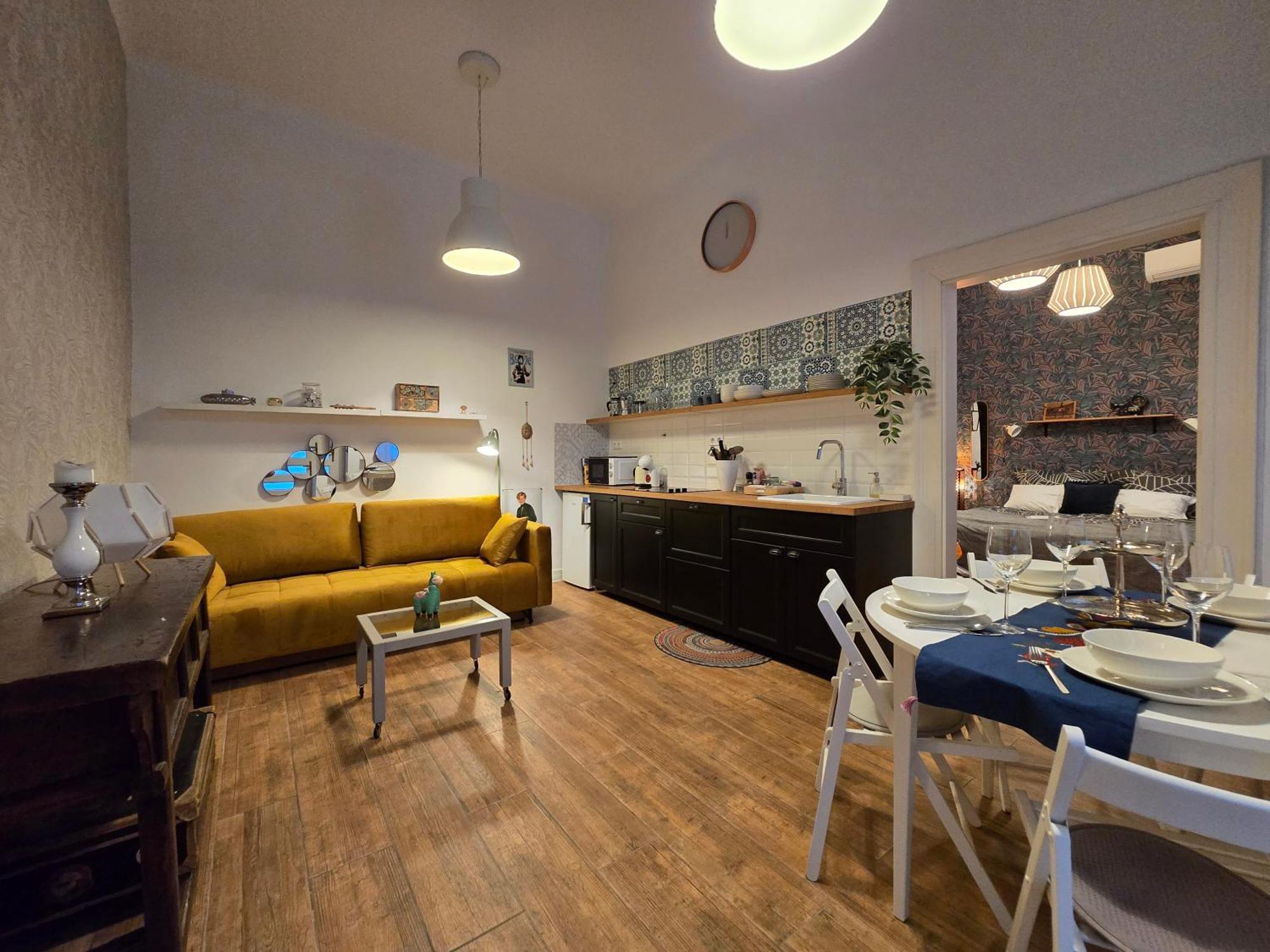 Apartment Quiet In Kazinczy Str Downtown Budapest