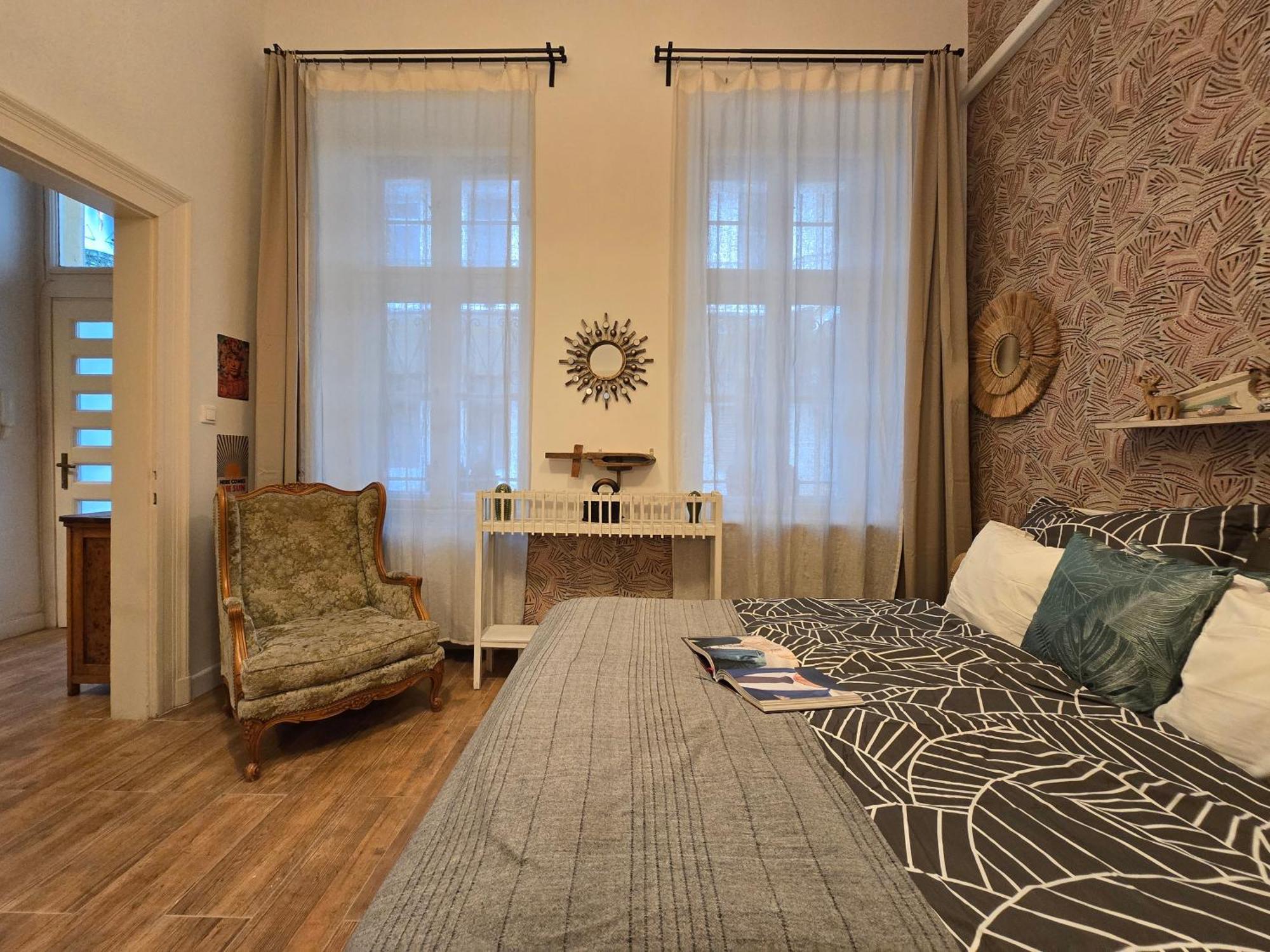 Quiet In Kazinczy Str Downtown Apartment *