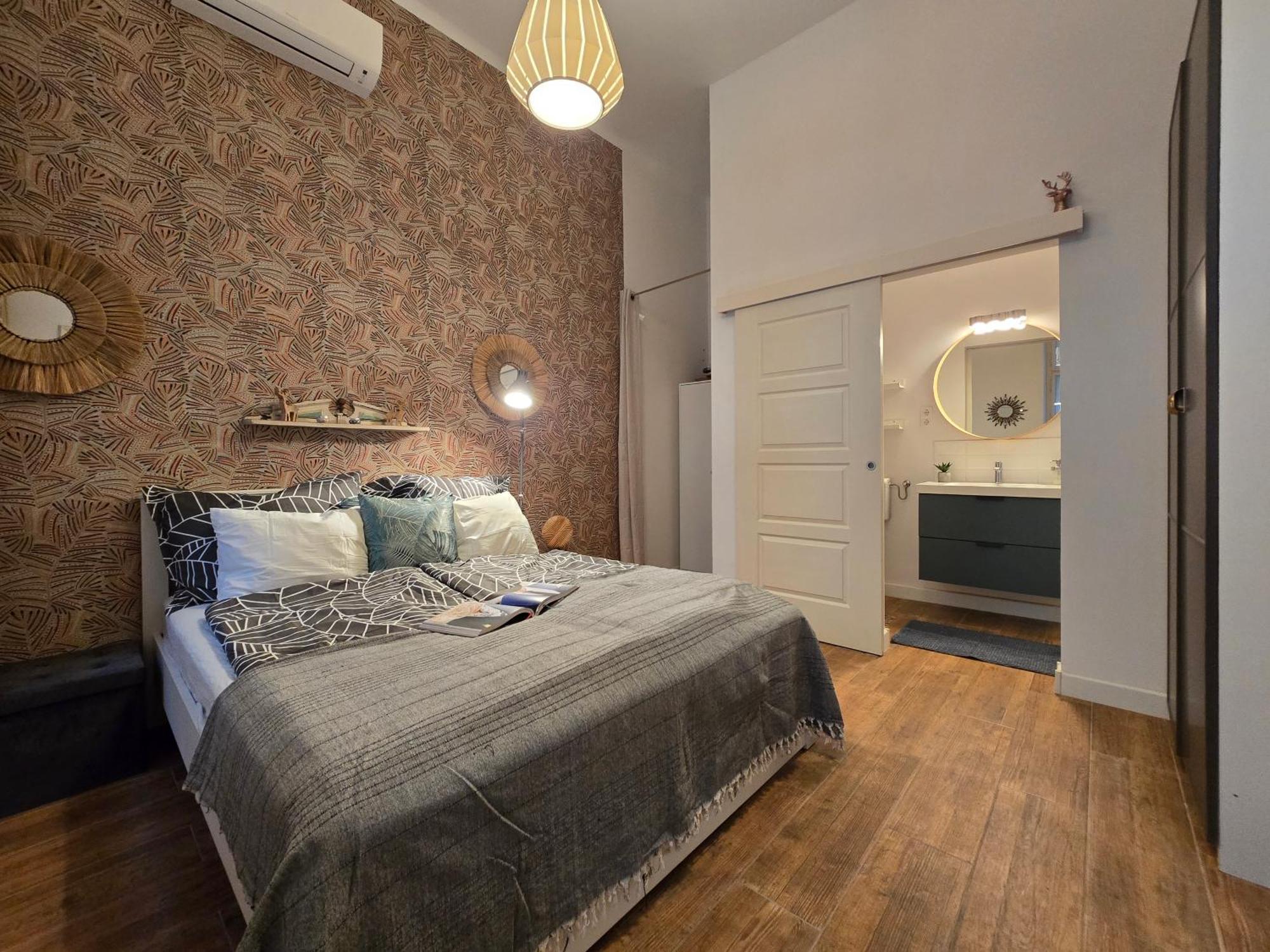 Quiet In Kazinczy Str Downtown Apartment Budapest