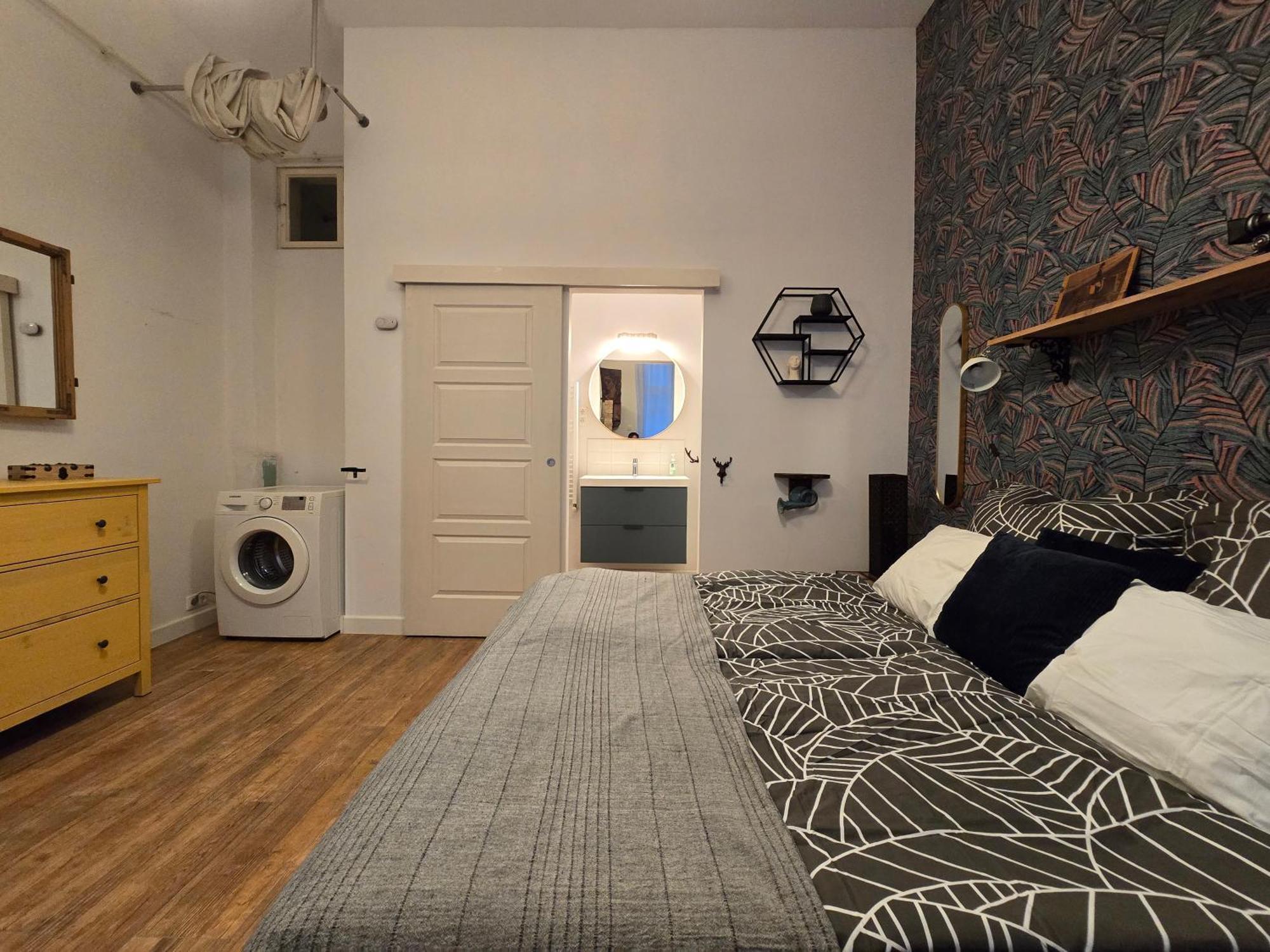 Quiet In Kazinczy Str Downtown Apartment