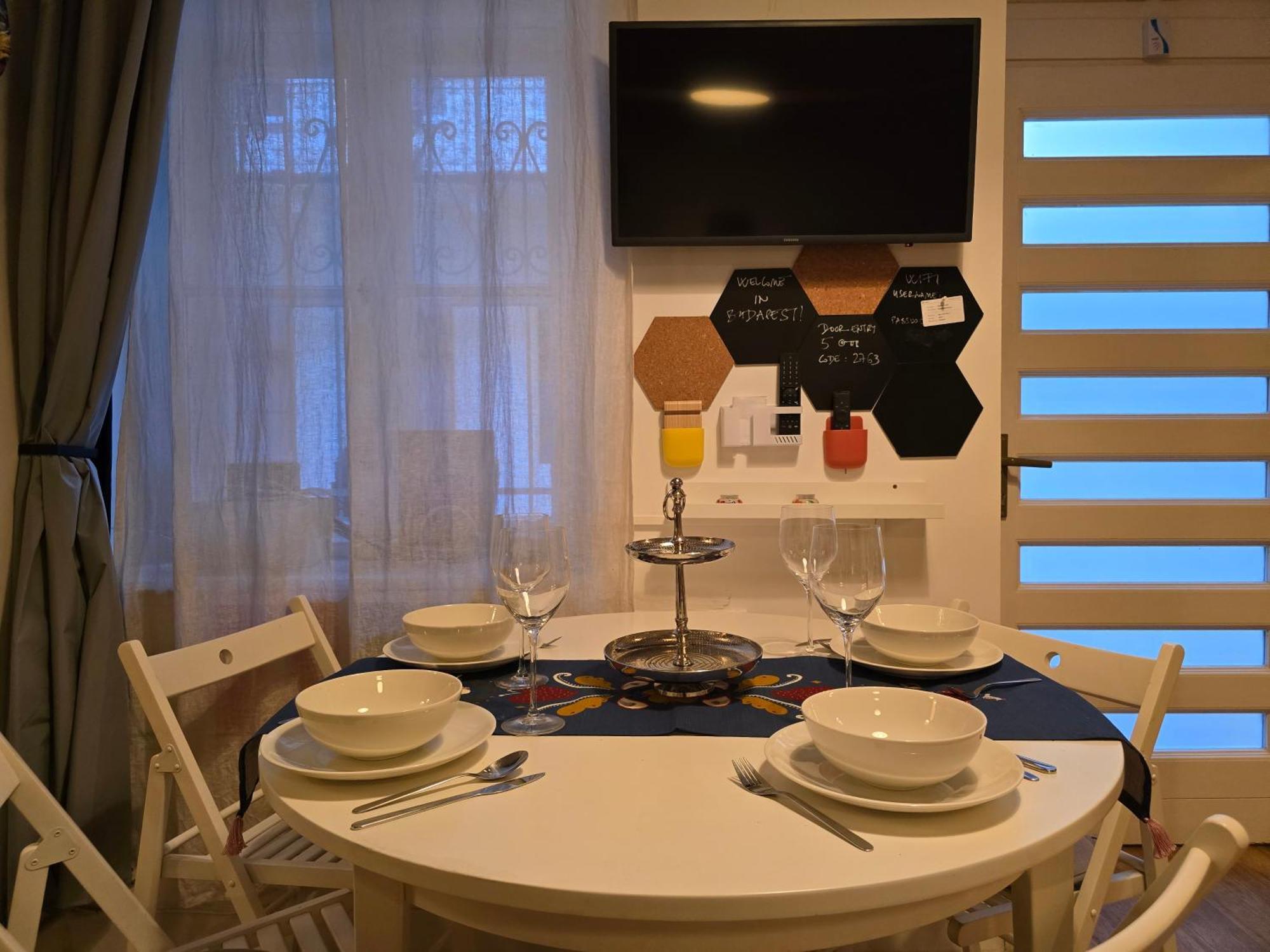 Quiet In Kazinczy Str Downtown Apartment *