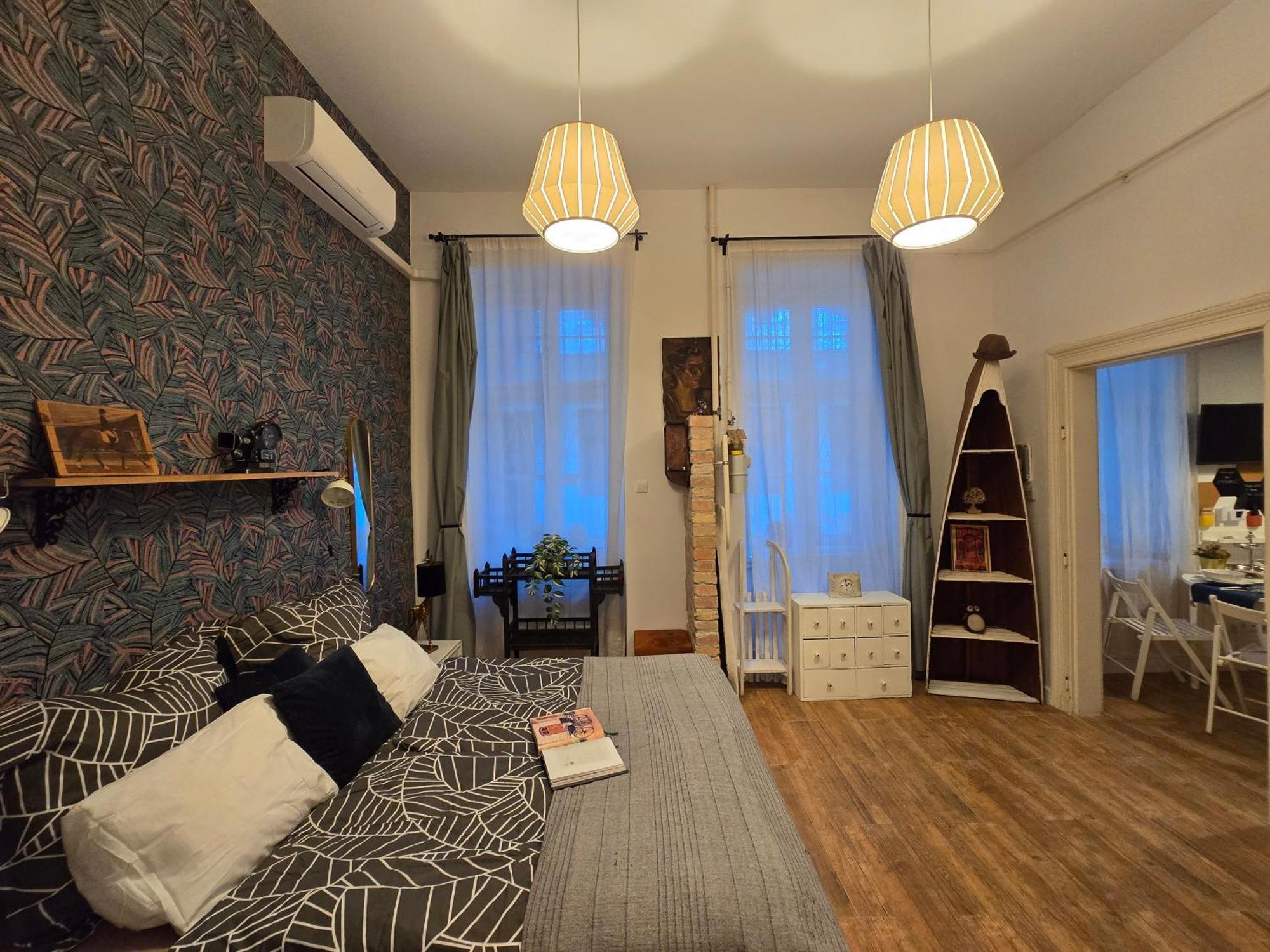 Apartment Quiet In Kazinczy Str Downtown Budapest