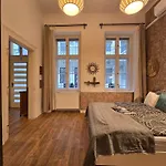 Quiet Apartment In Kazinczy Str Downtown